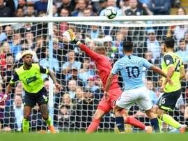 Kun Agüero marca o primeiro gol do City contra o Huddersfield. Twitter @OGuiadoFutebol