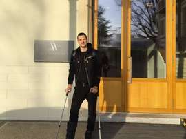 Kuzmanovic, saliendo del hospital tras ser operado. Kuzmanovic