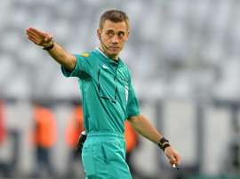 Clément Turpin pendant le match de L1 Bordeaux - Guingamp au Matmut Atlantique. AFP
