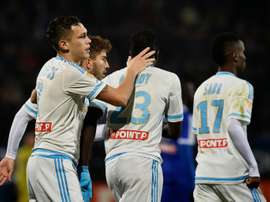L'attaquant de l'OM Lucas Ocampos félicité par ses coéquipiers avec son but contre Bourg-en-Bresse-Péronnas. AFP