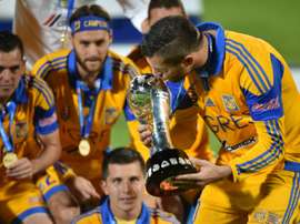 L'attaquant français André-Pierre Gignac embrasse le trophée de champion du Mexique. AFP