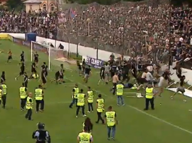 Los ultras del Steaua de Bucarest invaden el campo. Captura/DigiSport