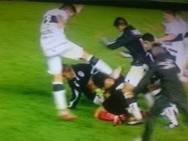 Coups de pied, coups de poing et bousculades lors de la bagarre entre Gimnasia-Estudiantes. Twitter