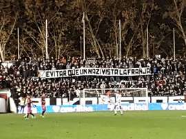 Bukaneros mostró la pancarta antes del inicio. Twitter/Bukaneros92
