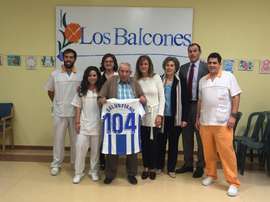 El Leganés homenajeó a su hincha más longevo. Twitter/CDLeganes