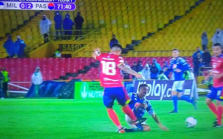 Lío con el VAR en Colombia: roja por recibir una falta, diez minutos de parón... Captura/WinSports