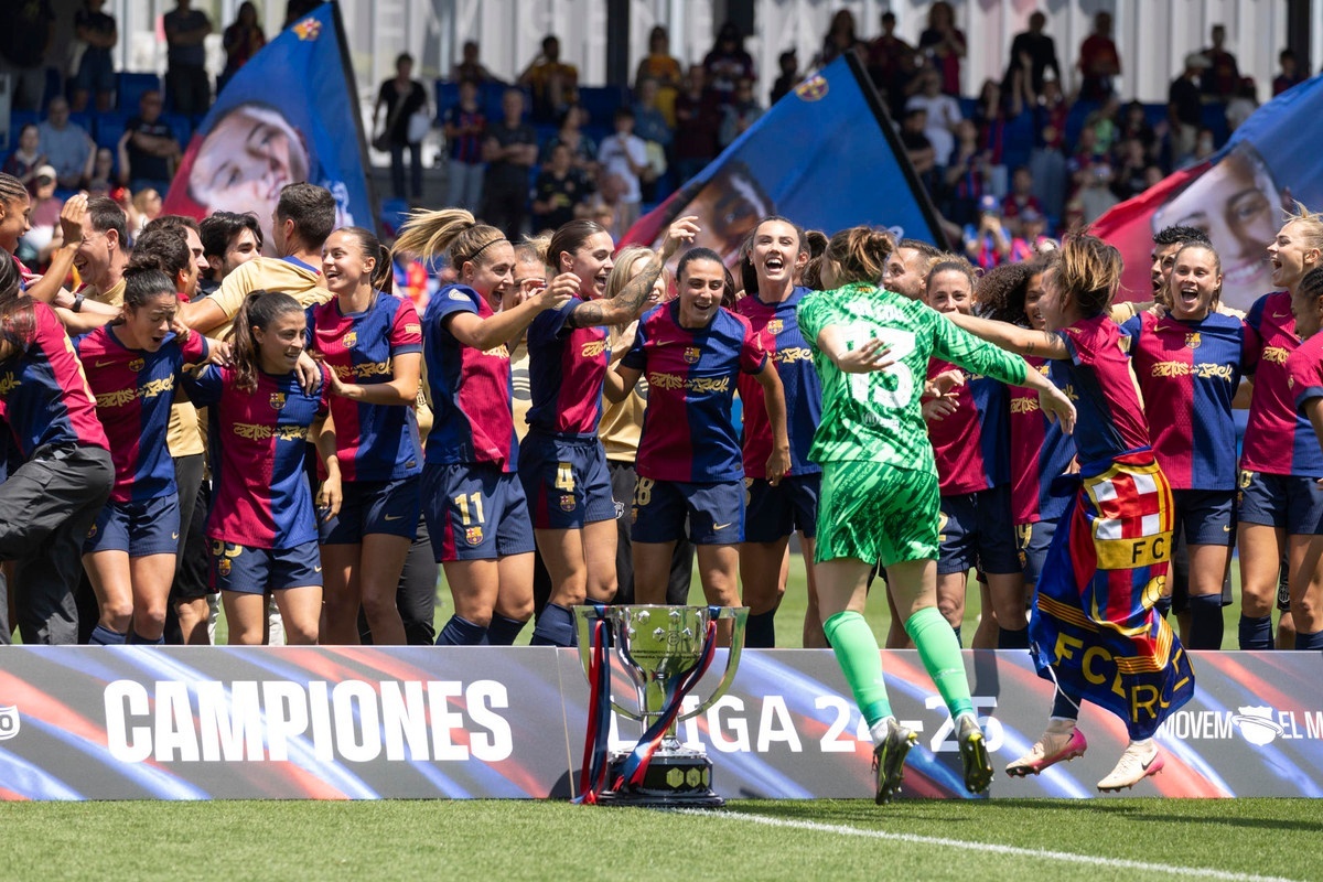 El Barça golea en su fiesta de despedida