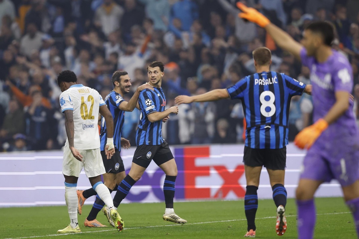 Samardzic saca la cabeza por la Atalanta