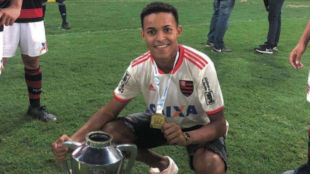 Flamengo segura promessa de 17 anos com cláusula recorde ...