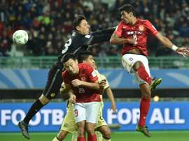 Le Brésilien Paulinho (N.8) inscrit de la tête le but de la victoire de Guangzhou Evergrande sur le Club America à Osaka. AFP