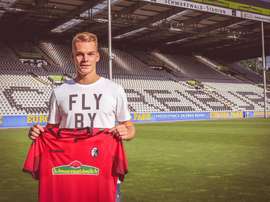 Leinhart posa com a camisa do Friburgo. SCFreiburg