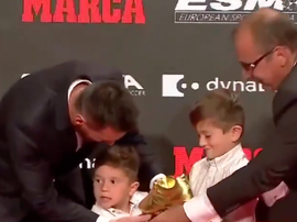Messi a célébré son Soulier d'Or avec ses fils. Capture/FCBarcelona_es