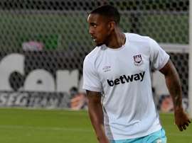 Leo Chambers seguirá cedido en el Colchester. whufc.com