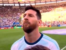 Cette fois-ci oui, Messi a chanté l'hymne. Captura/DAZN