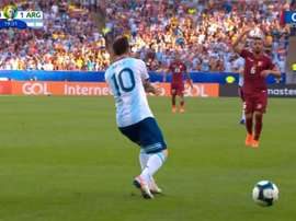 Messi reclamou penálti de Hernández e o VAR negou. Captura/GolCaracol