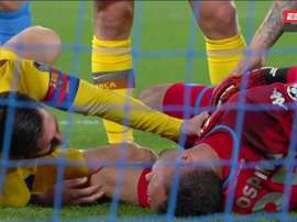 Messi sem querer machucou Ospina e viu o amarelo. Captura/ESPN2
