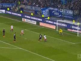 Gol de pícaro y regateador a la vez. BeINSports