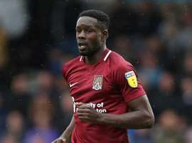 El club mantendrá el contrato de Leon Barnett. Northampton
