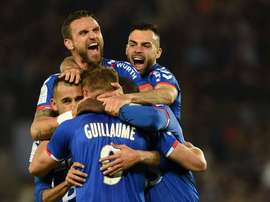 Les joueurs de Strasbourg célèbrent un but lors d'un match de Ligue 2. Strasbourg