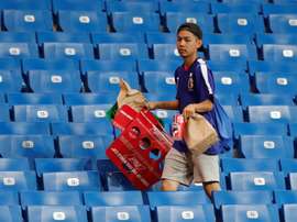 Les supporters japonais nettoient leurs déchets. Twitter