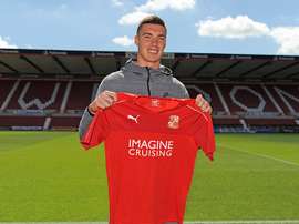 Jones ha firmado un nuevo contrato con el Liverpool hasta 2019. Swidon Town