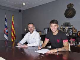 Lluis López firma su nuevo contrato con el Espanyol. Twitter/RCDEspanyol