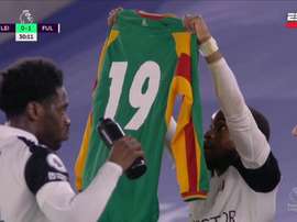 Lookman raised a shirt to remember Papa Bouba Diop. Screenshot/ESPN