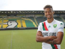 Lorenzen posa con la camiseta del ADO Den Haag. ADODenHaag
