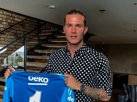 Loris Karius, portero del Besiktas, posando con la camiseta del conjunto turco. Besiktas