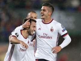 Os homens do jogo: Çalhanoglu e André Silva. Twitter/Milan