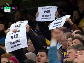 Los aficionados del City protestaron contra el VAR. Captura/DAZN