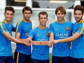 Los capitanes del Barça B posan con el brazalete. Twitter