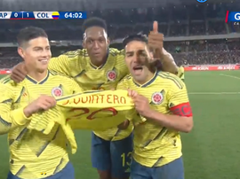 Un but de Falcao célébré avec le maillot de Quintero. GolCaracol