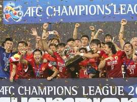 Los futbolistas del Guangzhou Evergrande levantan el trofeo de la Champions League de Asia. Twitter