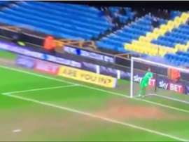 Los increíbles reflejos de Jordan Acher impedieron el gol en propia de su compañero. 90Min