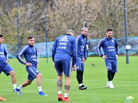 Messi marca dois gols em amistoso contra o Newell's. Twitter/Argentina