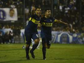 Ábila e Tevez comemorando um gol no jogo do título. BocaJuniors