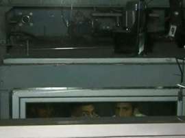 Tévez ficou preso no elevador com cinco companheiros. Captura/TNTSports