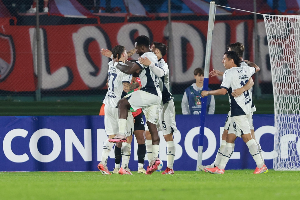 Independiente le echa una 'manita' al cuello a Boston River