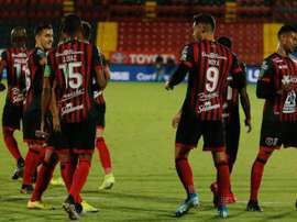 Alajuelense golea y aprovecha el tropiezo de Saprissa. LDA