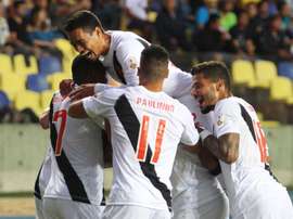 Os jogadores do Vasco celebram um dos gols apontados no jogo. VascodaGama