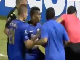 Los jugadores del Zulia se 'comieron' al colegiado. Youtube