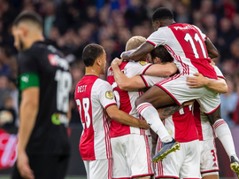 Ajax vence e continua líder. AFCAjax