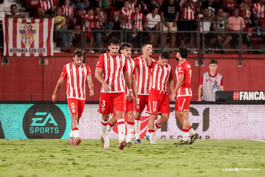 El Almería aprovecha la circunstancia