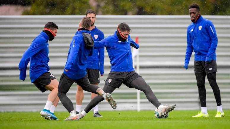 Kodro se resintió en el calentamiento del Granada de sus molestias musculares. Twitter/AthleticClub