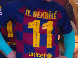 Les joueurs du Barça rendent hommage à Dembélé avant le match contre Getafe. AFP