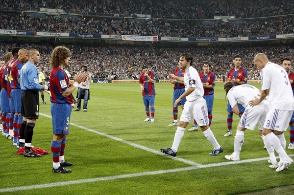 los jugadores del barcelona le hacen el pasillo al real madrid en el barcelona real madrid de la 2007 08 efe