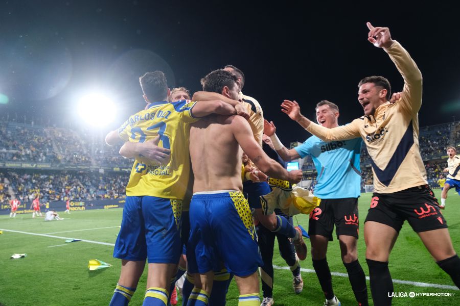 El Cádiz se salva del rídiculo ante un Almería con 9