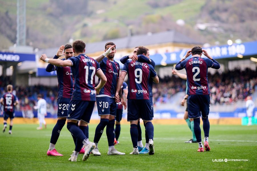 El Eibar ya mira más hacia arriba que hacia abajo