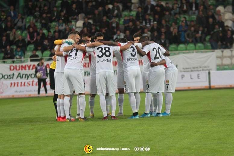 Sin comida, ropa ni agua caliente: así está el colista de Segunda de Turquía. Twitter/Eskisehirspor